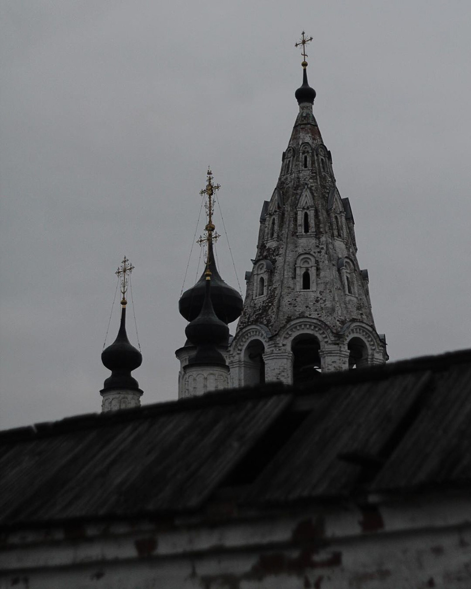 Продолжая обзор умельцев из Суздаля, поговорим о тату-мастере Анастасии Андрияновой, которая играет со страшными сказками