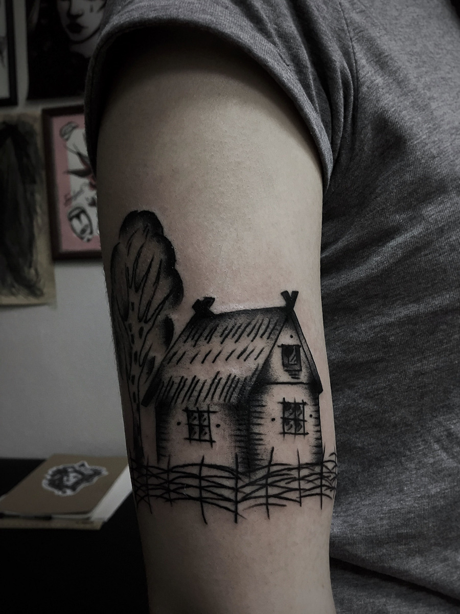 Продолжая обзор умельцев из Суздаля, поговорим о тату-мастере Анастасии Андрияновой, которая играет со страшными сказками