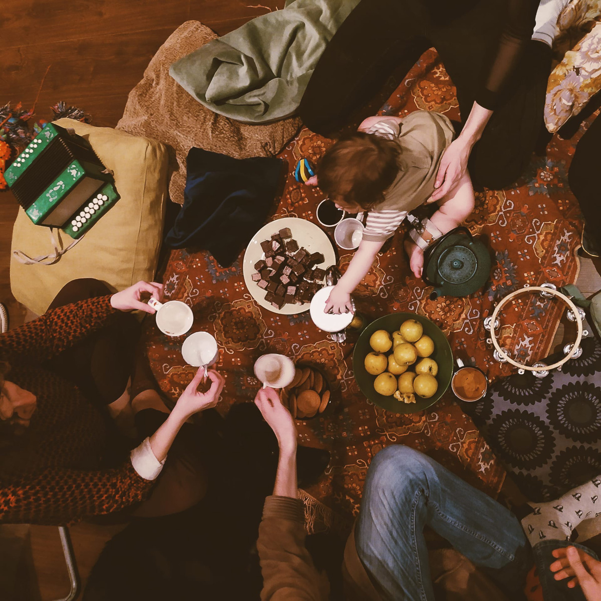 Бросить все и переехать в Питер под крышу к 25-ти творческим ребятам? Запросто! О своем необычном опыте рассказывает Катя Жидоморова