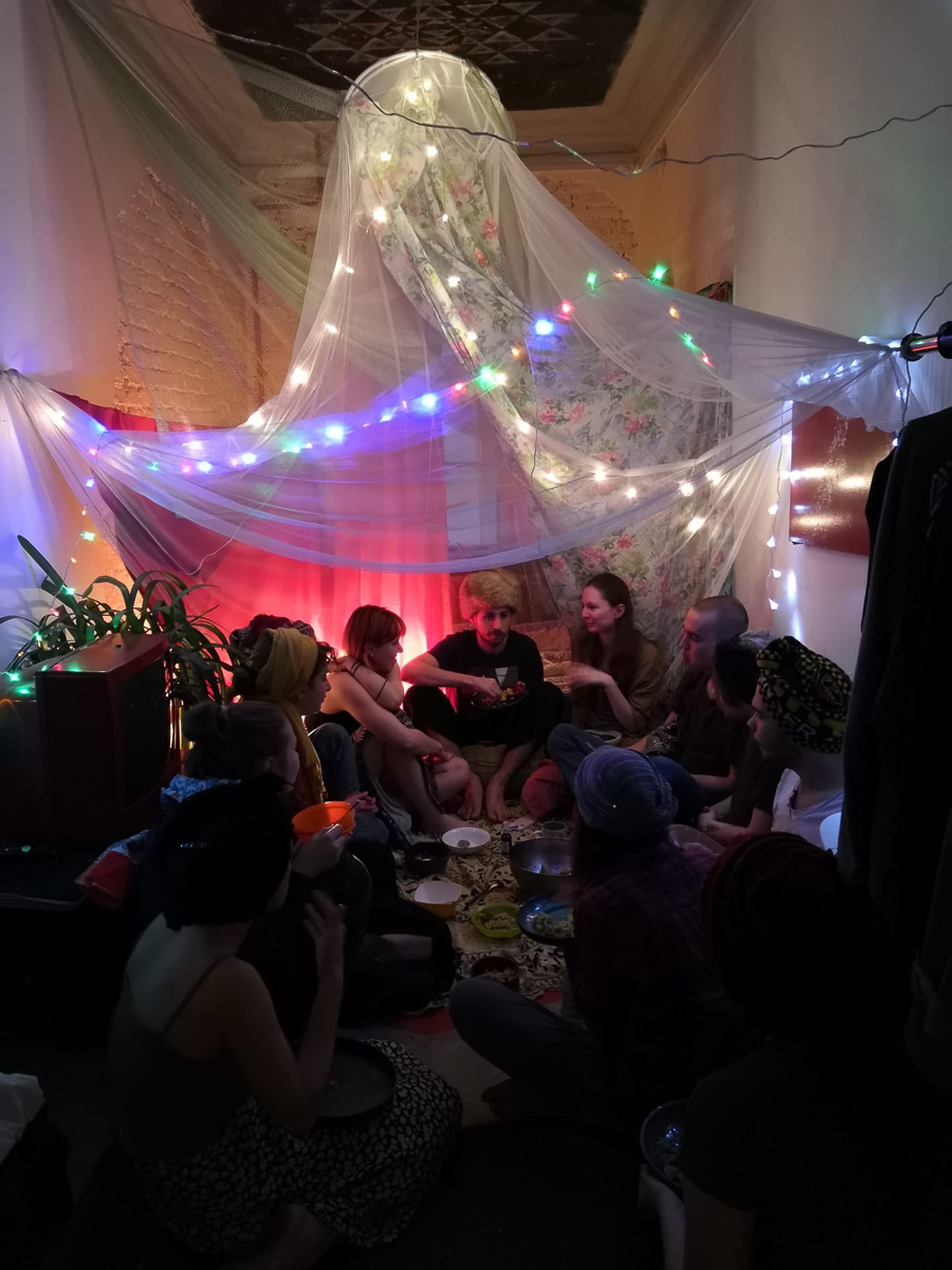 Бросить все и переехать в Питер под крышу к 25-ти творческим ребятам? Запросто! О своем необычном опыте рассказывает Катя Жидоморова