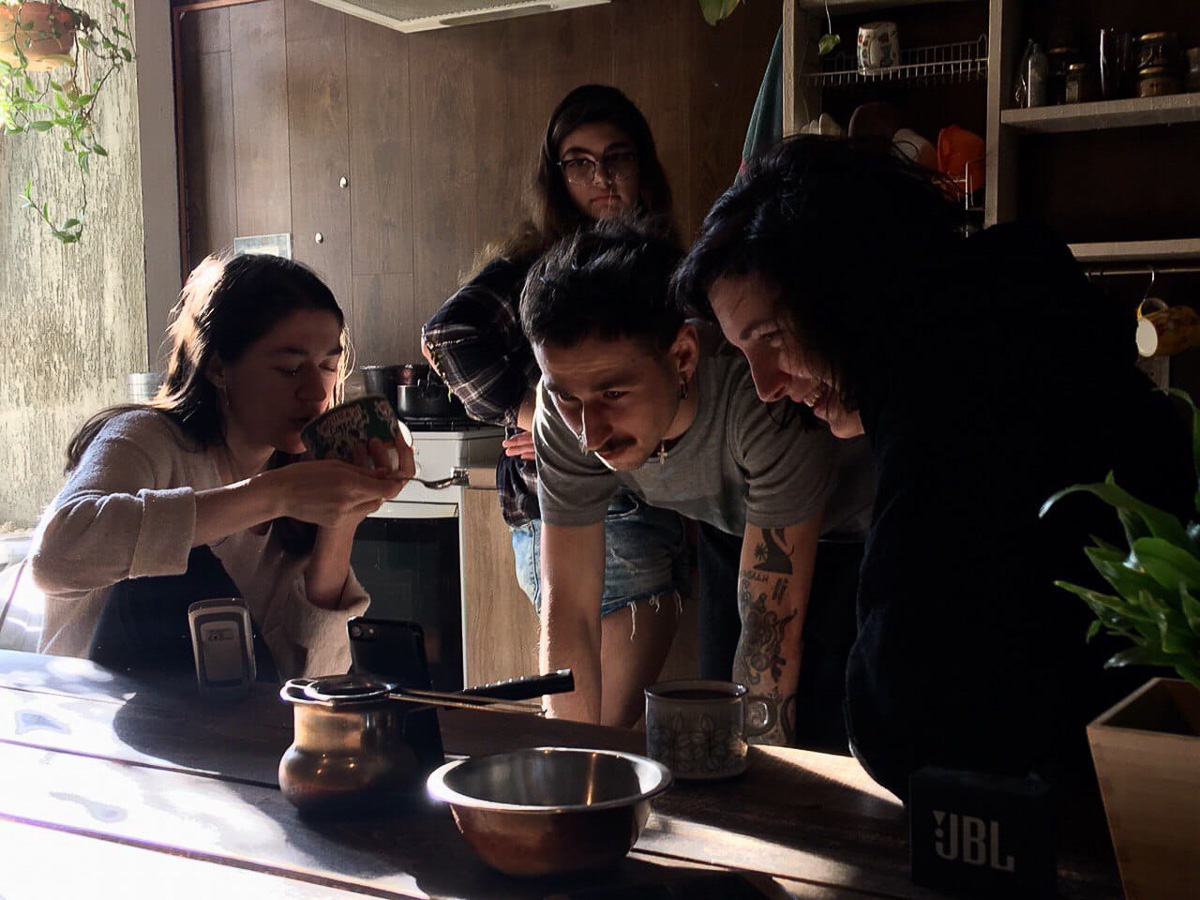 Бросить все и переехать в Питер под крышу к 25-ти творческим ребятам? Запросто! О своем необычном опыте рассказывает Катя Жидоморова