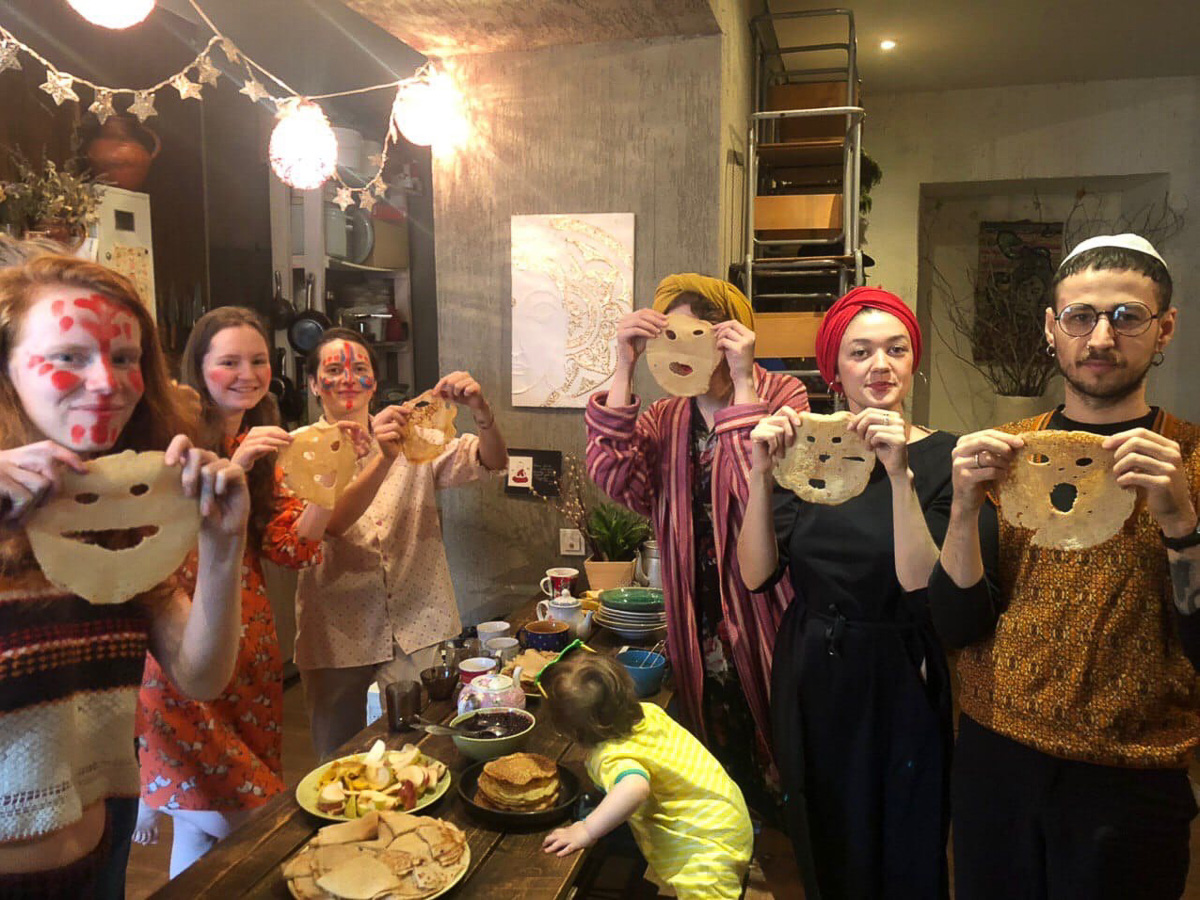 Бросить все и переехать в Питер под крышу к 25-ти творческим ребятам? Запросто! О своем необычном опыте рассказывает Катя Жидоморова