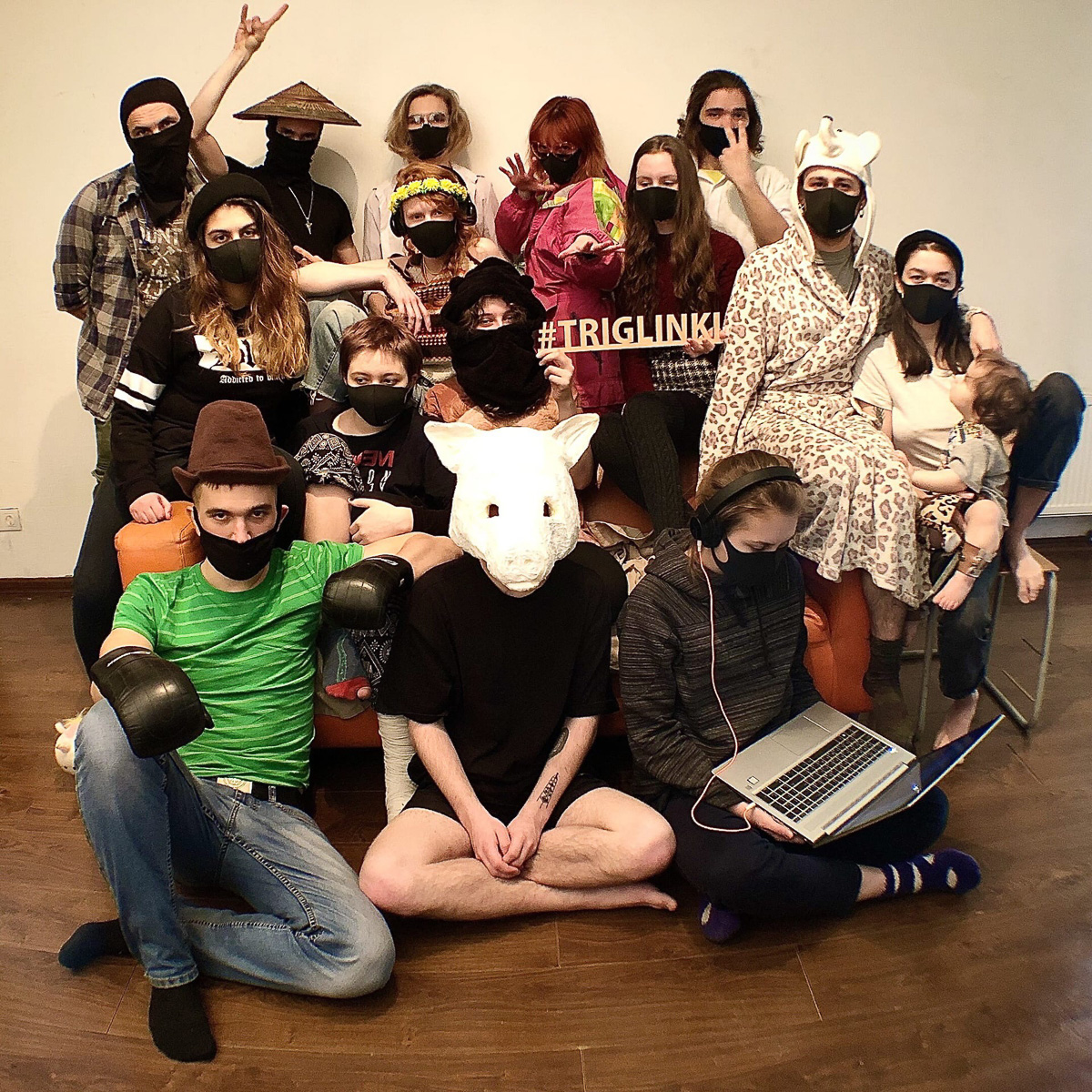 Бросить все и переехать в Питер под крышу к 25-ти творческим ребятам? Запросто! О своем необычном опыте рассказывает Катя Жидоморова