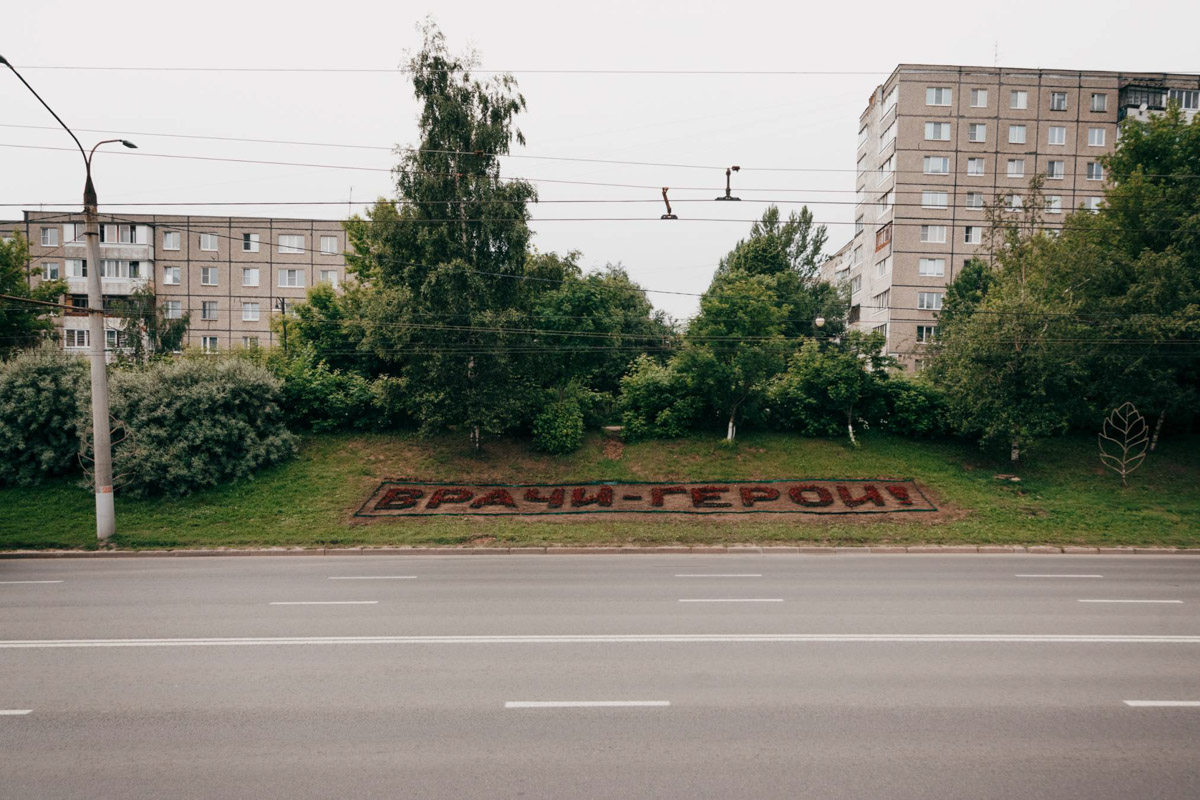 Стимпанк-скульптуры, клумбы, памятники — так украшают улицы в 33-м регионе. Свежие фото новых арт-объектов