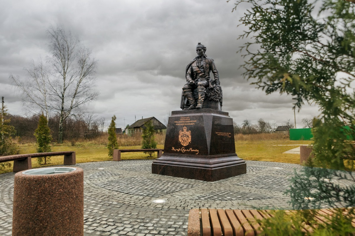 Стимпанк-скульптуры, клумбы, памятники — так украшают улицы в 33-м регионе. Свежие фото новых арт-объектов