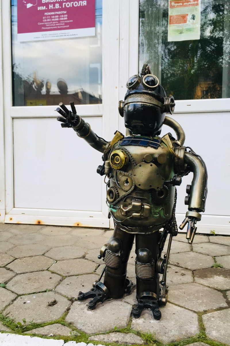 Стимпанк-скульптуры, клумбы, памятники — так украшают улицы в 33-м регионе. Свежие фото новых арт-объектов