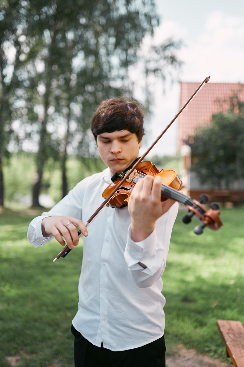 Он взял в руки скрипку и вышел на балкон, представив, что это сцена, а прохожие на улице - слушатели. Пример итальянского музыканта подтолкнул владимирца Игоря Староверова на публичное выступление в довольно нетривиальном месте
