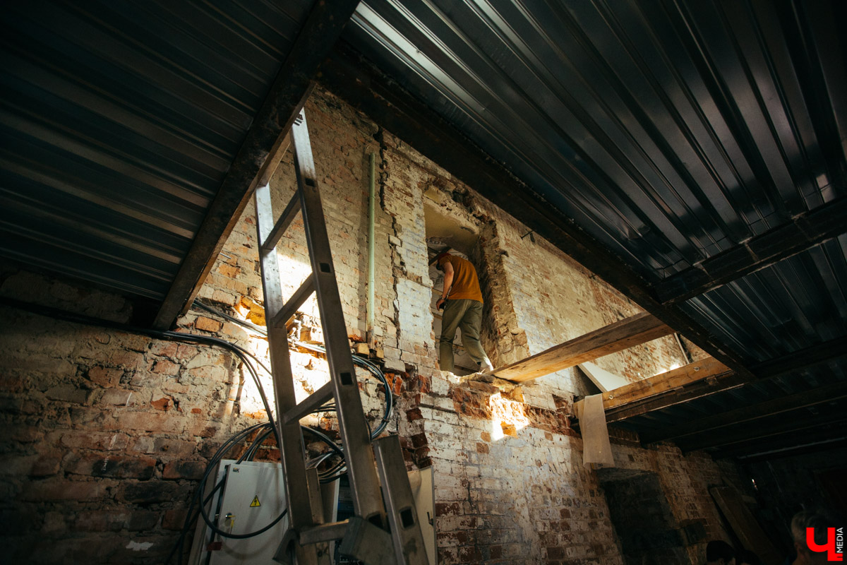 Первая выставка на заборе Центра современной культуры. В 18:00 приходите пообщаться с самым социальным автором города Сергеем Сотовым