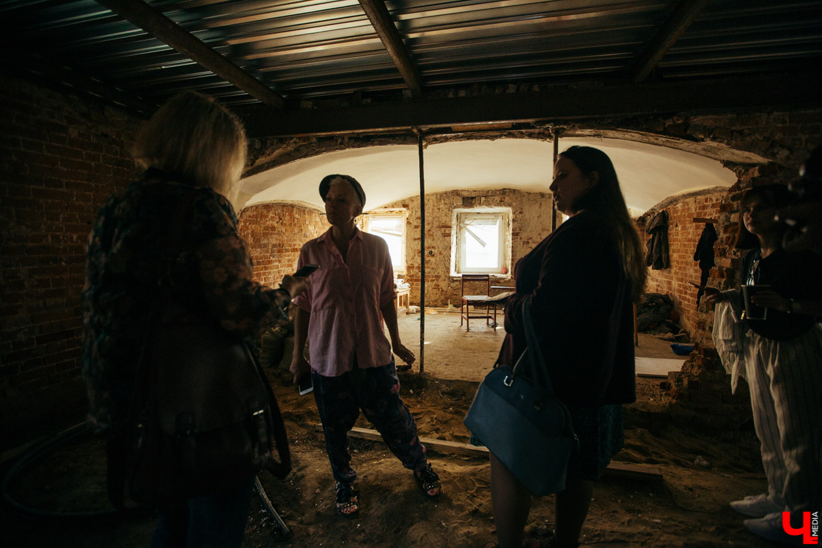 Первая выставка на заборе Центра современной культуры. В 18:00 приходите пообщаться с самым социальным автором города Сергеем Сотовым