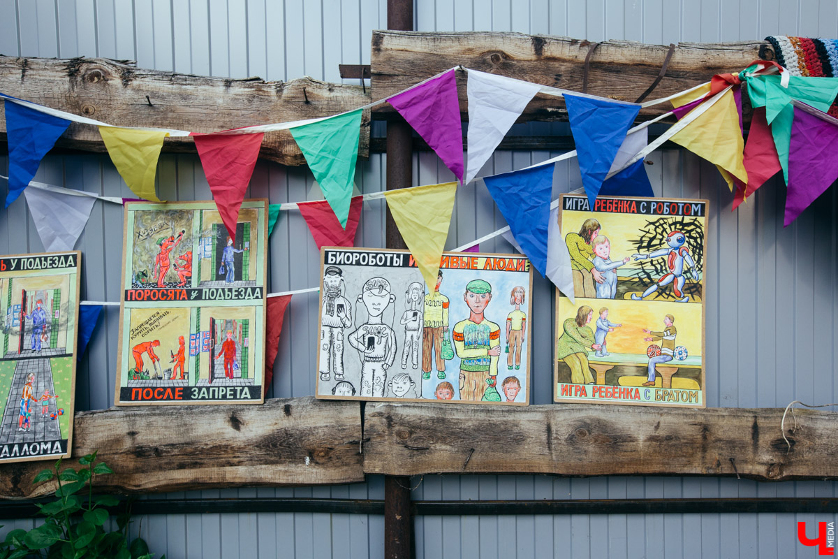 Первая выставка на заборе Центра современной культуры. В 18:00 приходите пообщаться с самым социальным автором города Сергеем Сотовым
