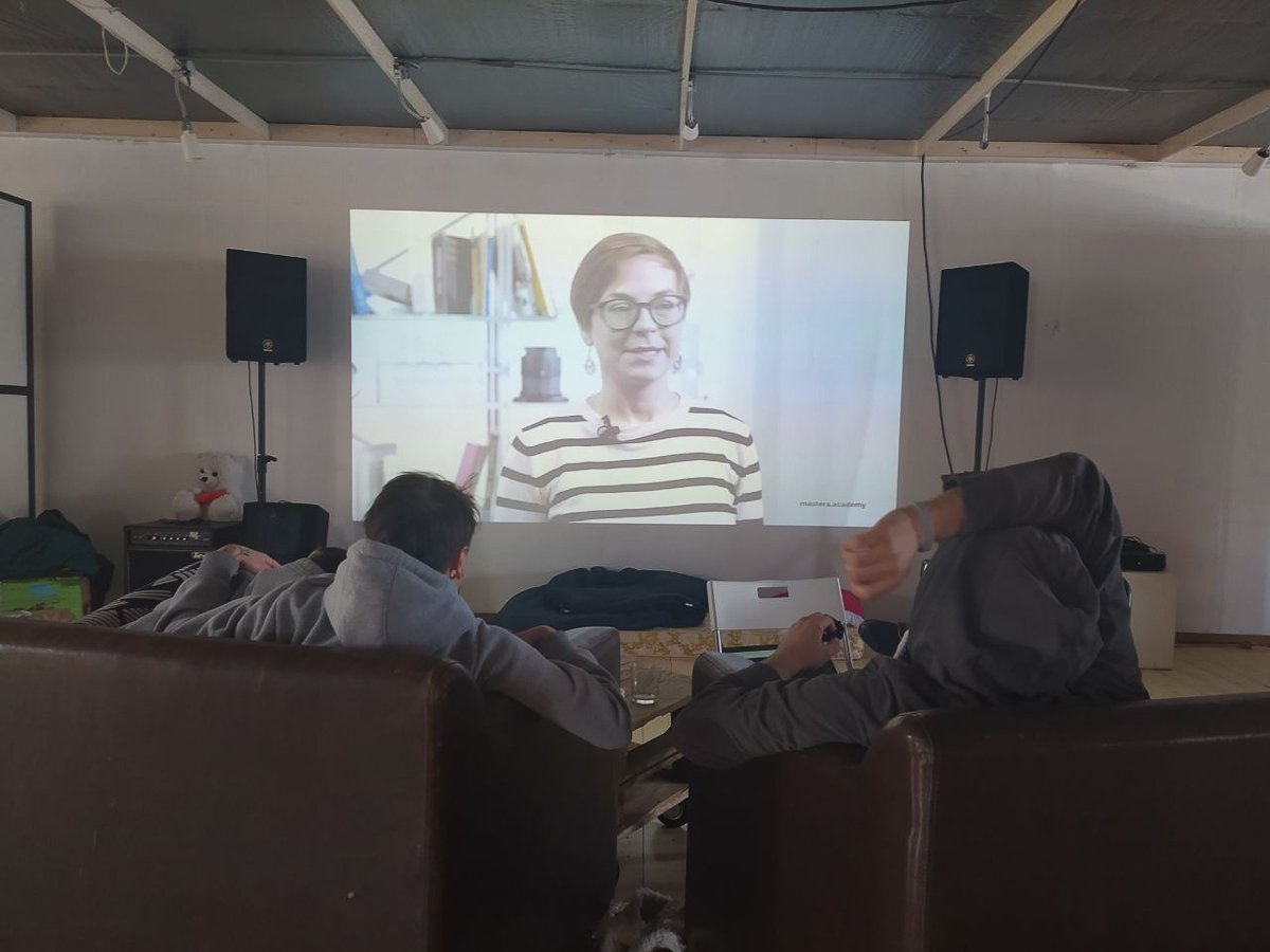 В стенах культурного центра самоизолировались 10 человек, работающих над новыми проектами и даже поставивших собственный спектакль. Теперь “Стрелецкая” возвращается с новостями о дальнейшей работе: как прежде уже не будет