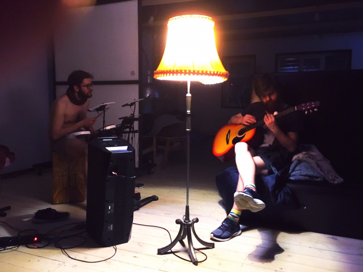 В стенах культурного центра самоизолировались 10 человек, работающих над новыми проектами и даже поставивших собственный спектакль. Теперь “Стрелецкая” возвращается с новостями о дальнейшей работе: как прежде уже не будет