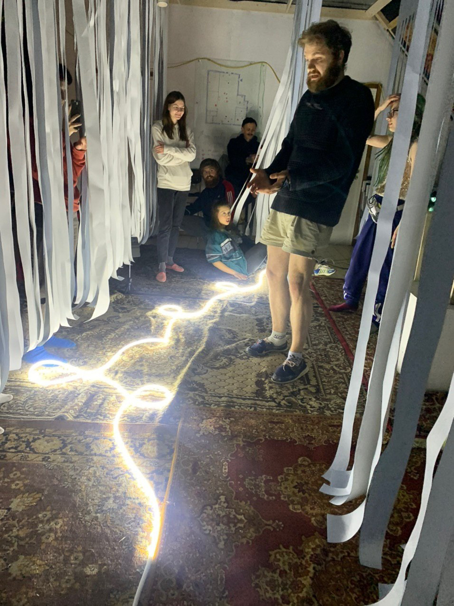 В стенах культурного центра самоизолировались 10 человек, работающих над новыми проектами и даже поставивших собственный спектакль. Теперь “Стрелецкая” возвращается с новостями о дальнейшей работе: как прежде уже не будет