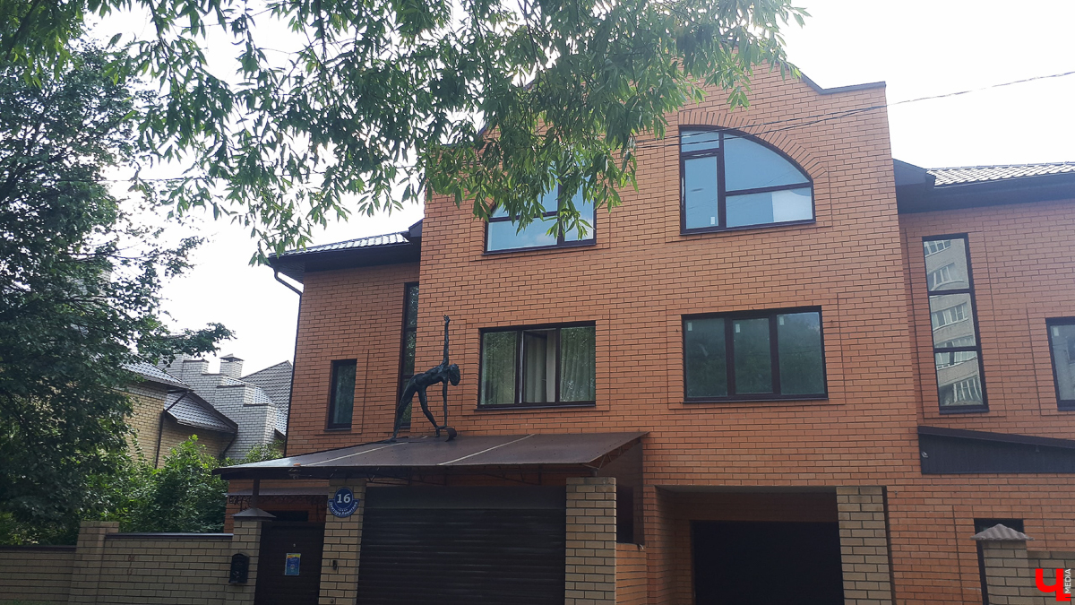 Новые скульптура, граффити и клумба - вот чем обзавелись улицы Владимира в последнее время