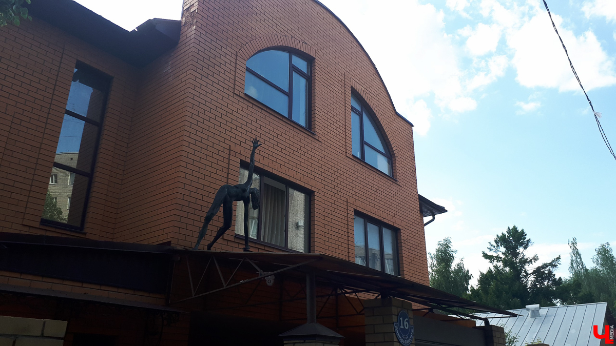 Новые скульптура, граффити и клумба - вот чем обзавелись улицы Владимира в последнее время