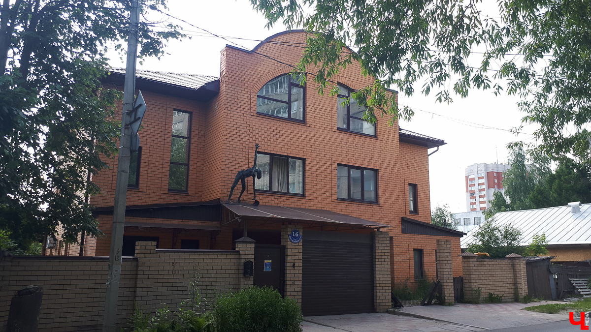 Новые скульптура, граффити и клумба - вот чем обзавелись улицы Владимира в последнее время