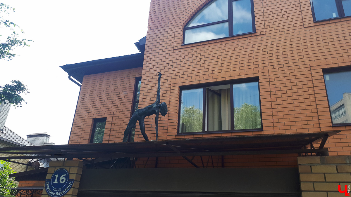 Новые скульптура, граффити и клумба - вот чем обзавелись улицы Владимира в последнее время