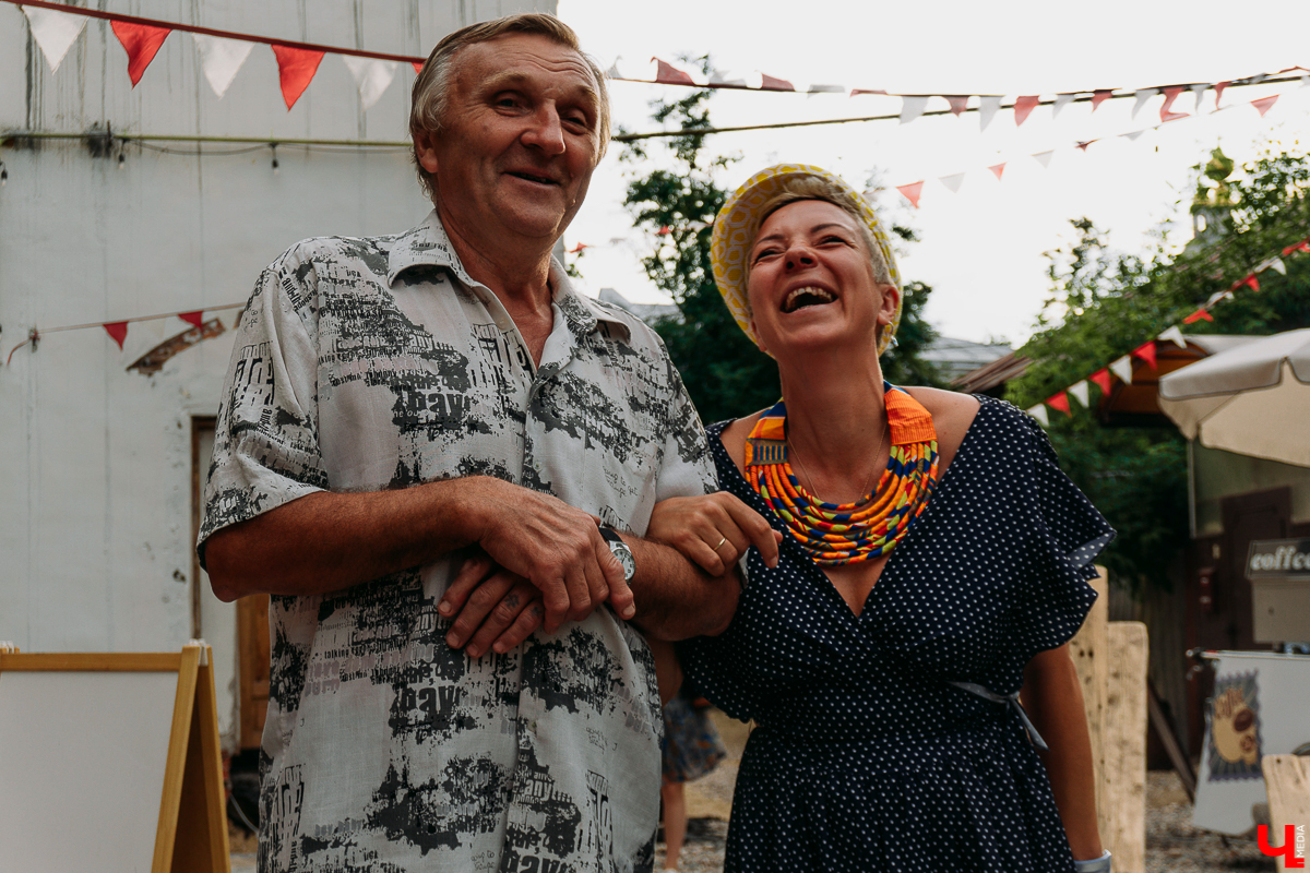 Наконец-то мы познакомились с Сергеем Сотовым поближе. Читайте большое интервью владимирского художника про плохое-хорошее, 32 года в должности дворника и любовь к зарубежным ансамблям Beatles и Rolling Stones