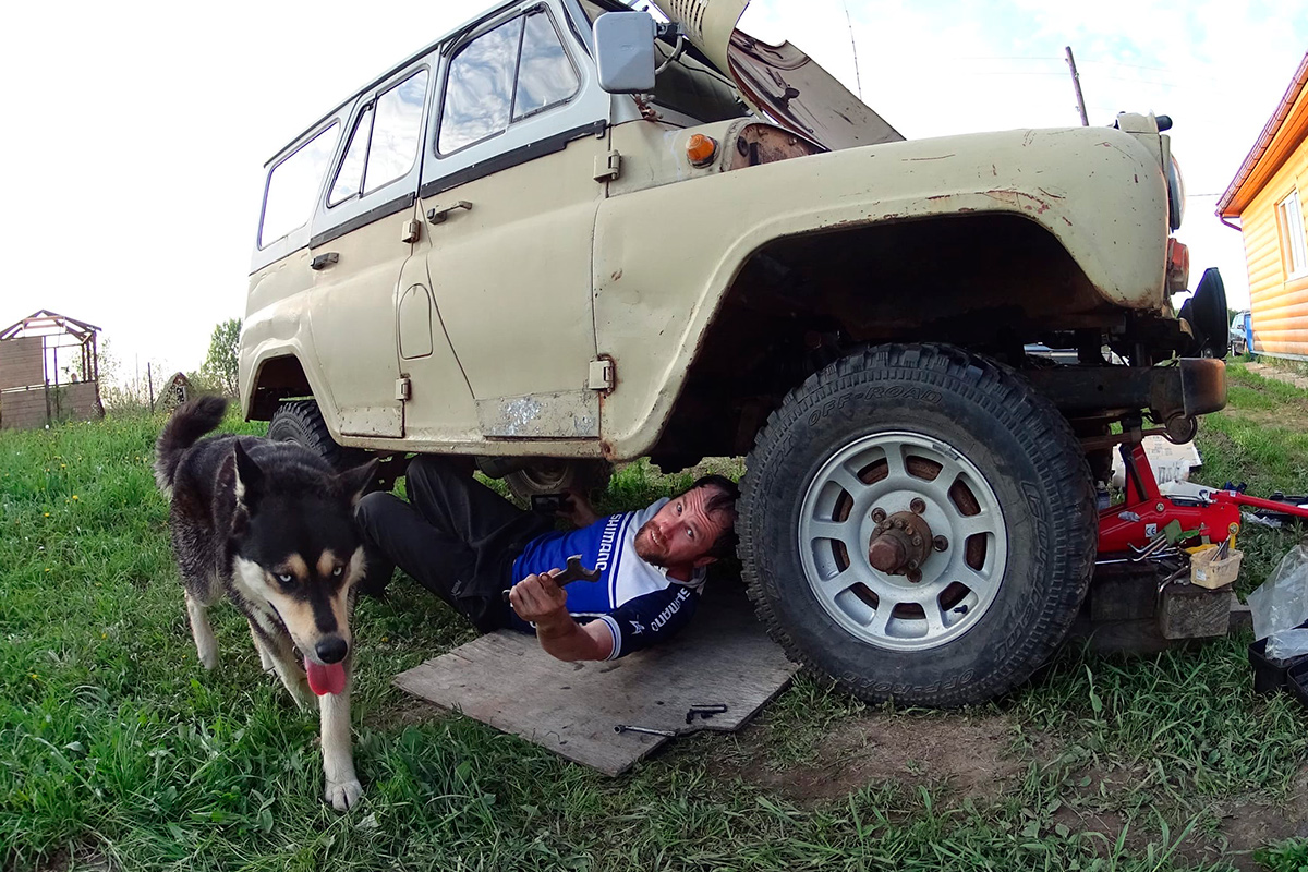 Биатлонист Алексей Слепов дал интервью о домашних тренировках и жизни в самоизоляции