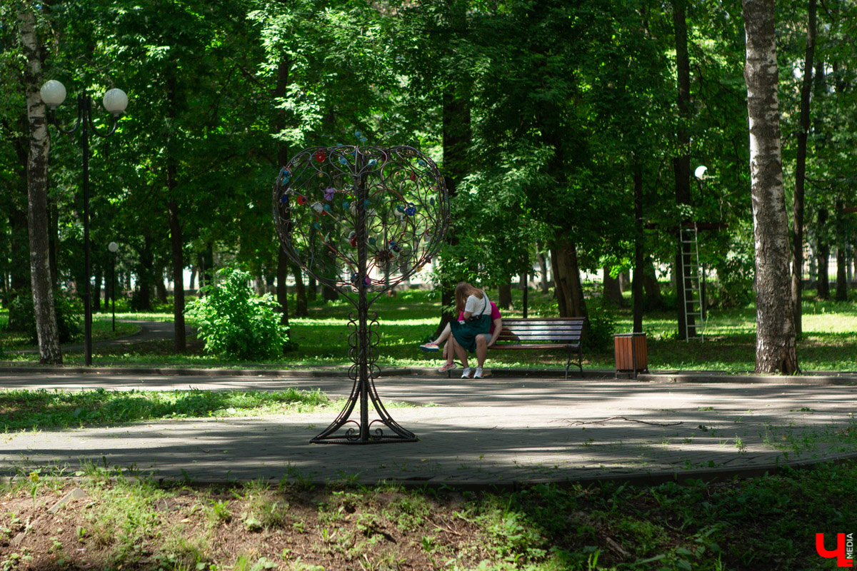 Фоторепортаж о городских лавках. Самые интересные места, где можно присесть и отдохнуть