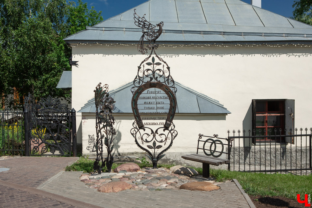 Фоторепортаж о городских лавках. Самые интересные места, где можно присесть и отдохнуть
