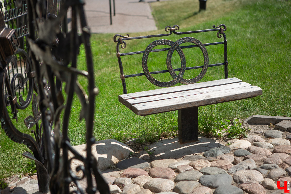 Фоторепортаж о городских лавках. Самые интересные места, где можно присесть и отдохнуть