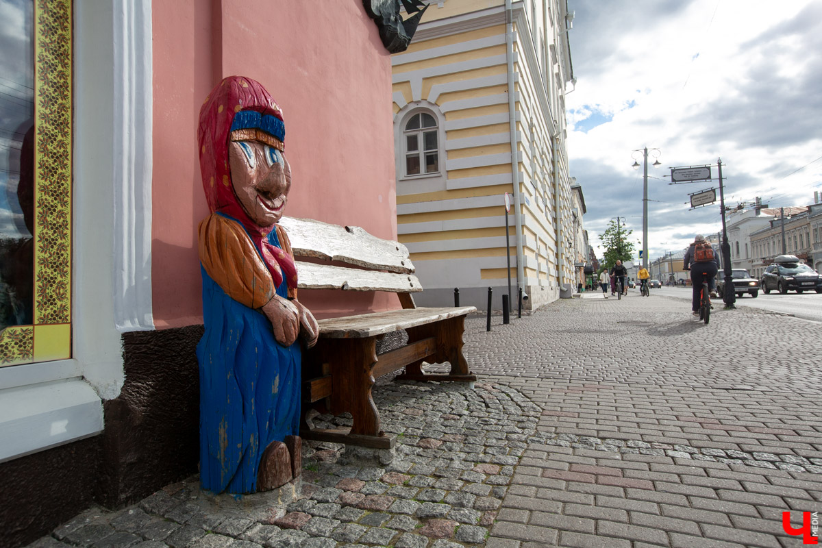 Фоторепортаж о городских лавках. Самые интересные места, где можно присесть и отдохнуть