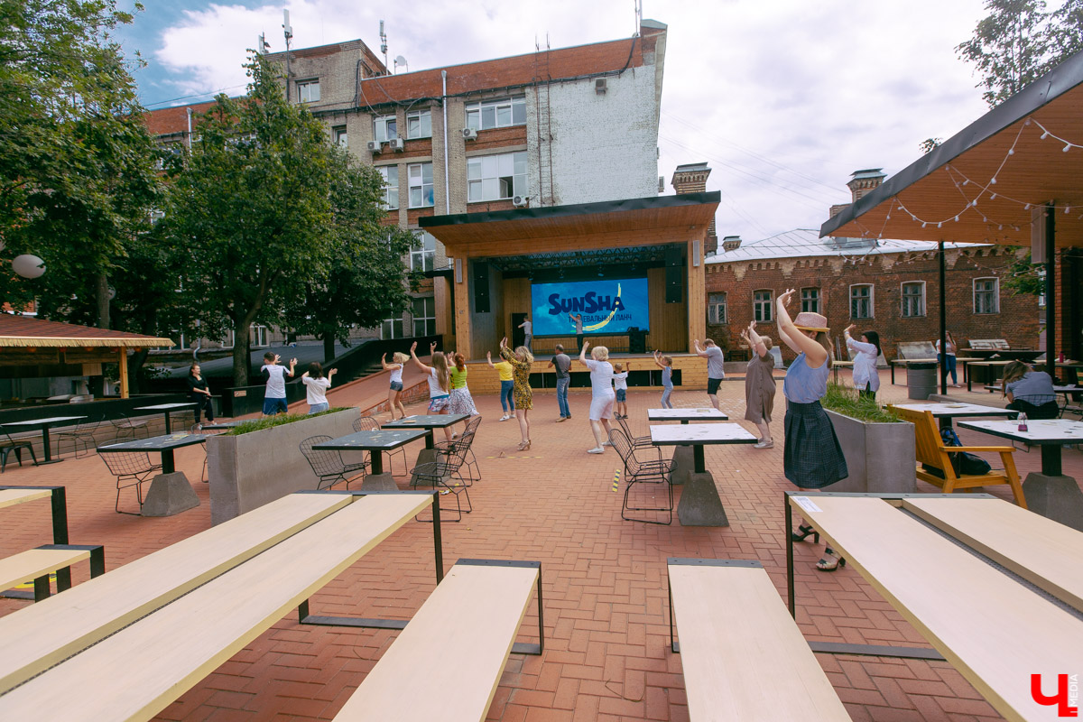 Жаркие танцы для тех, кому после самоизоляции не сидится на месте. На протяжении всего июля каждый ланч будет сопровождаться опей-эйрами от профессионалов