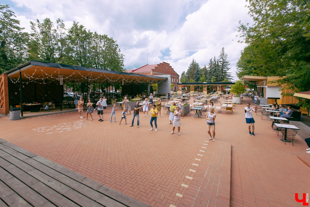 Жаркие танцы для тех, кому после самоизоляции не сидится на месте. На протяжении всего июля каждый ланч будет сопровождаться опей-эйрами от профессионалов