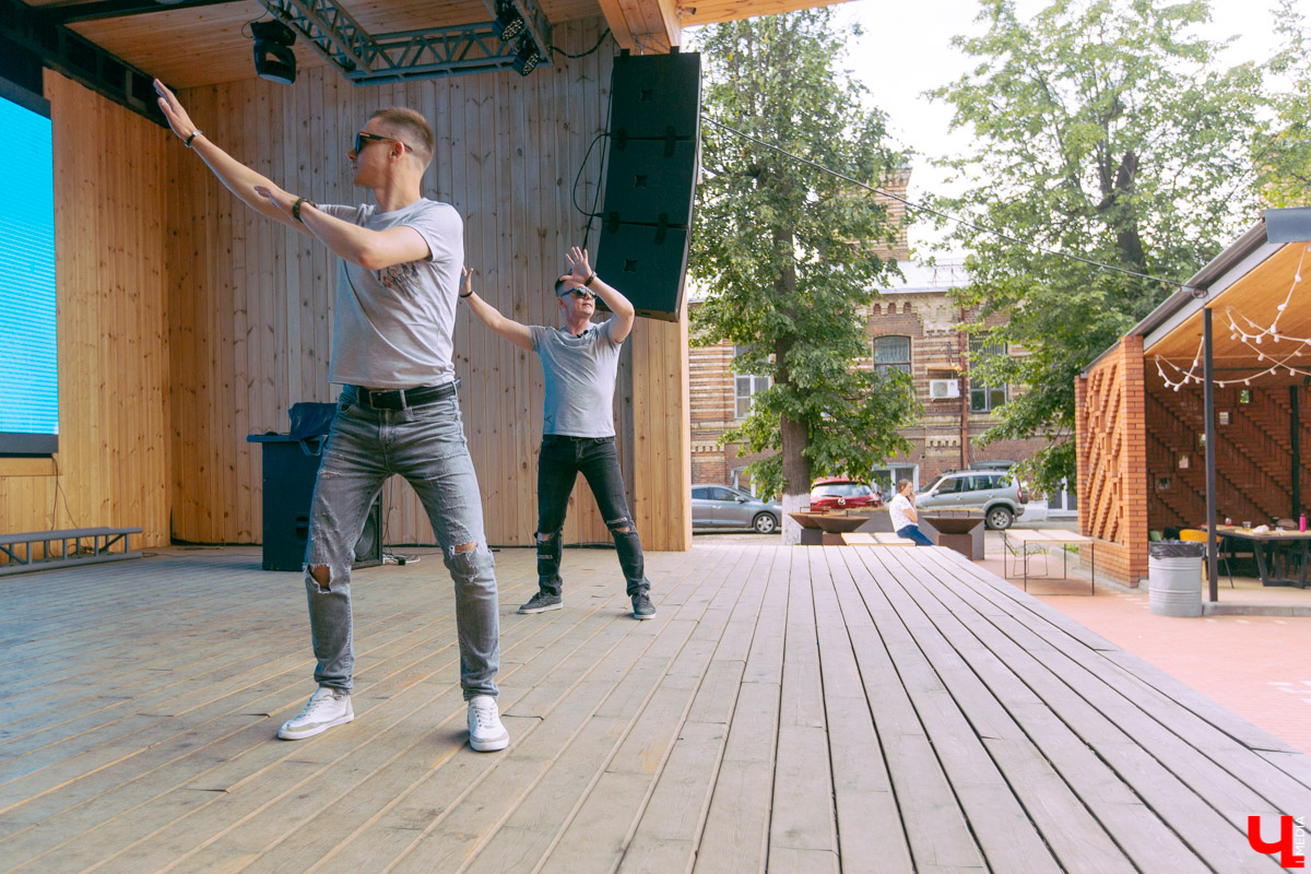 Жаркие танцы для тех, кому после самоизоляции не сидится на месте. На протяжении всего июля каждый ланч будет сопровождаться опей-эйрами от профессионалов