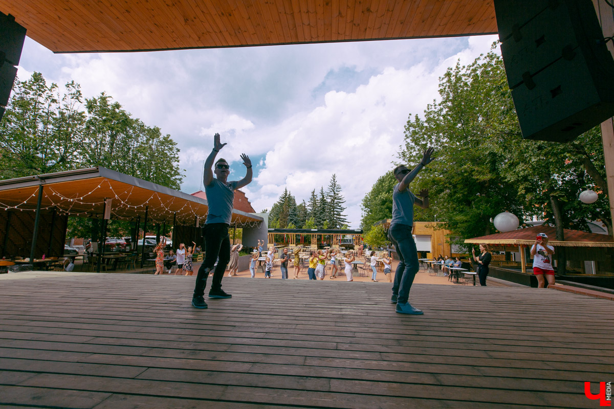 Жаркие танцы для тех, кому после самоизоляции не сидится на месте. На протяжении всего июля каждый ланч будет сопровождаться опей-эйрами от профессионалов