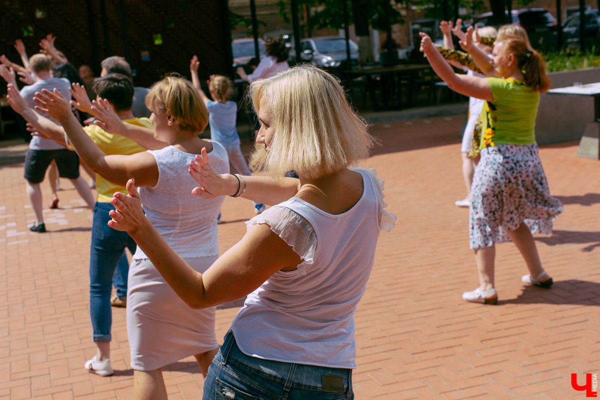 Жаркие танцы для тех, кому после самоизоляции не сидится на месте. На протяжении всего июля каждый ланч будет сопровождаться опей-эйрами от профессионалов