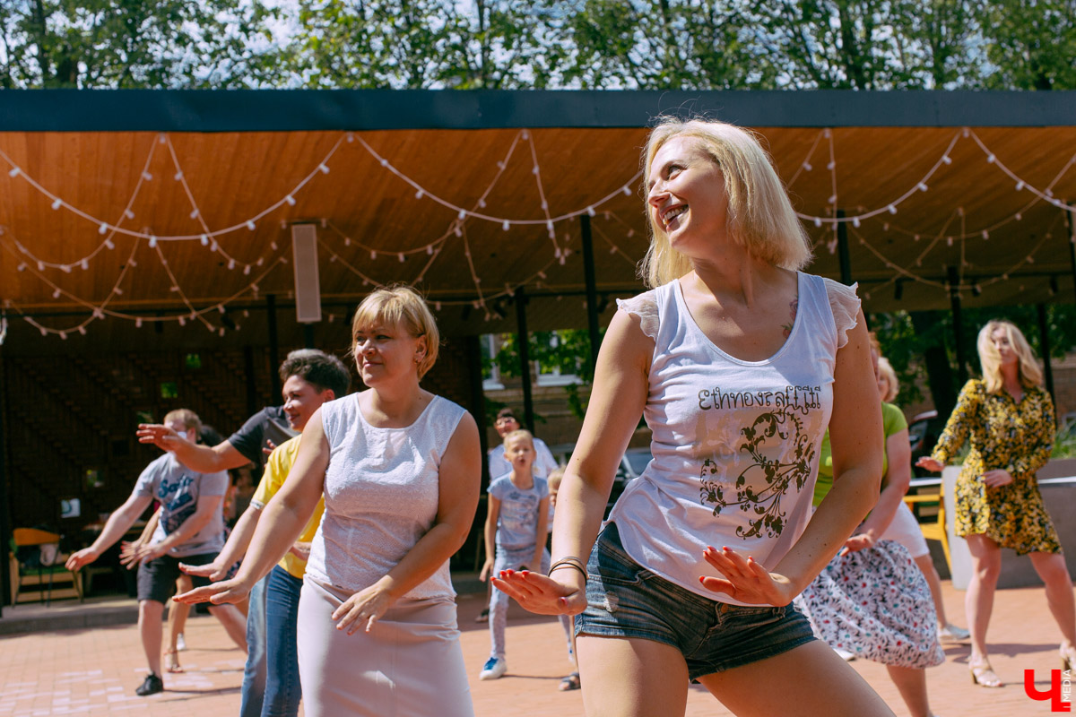 Жаркие танцы для тех, кому после самоизоляции не сидится на месте. На протяжении всего июля каждый ланч будет сопровождаться опей-эйрами от профессионалов