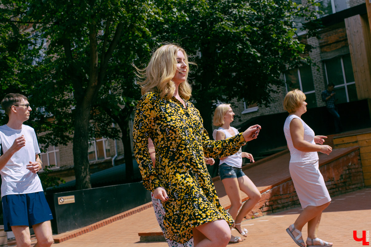 Жаркие танцы для тех, кому после самоизоляции не сидится на месте. На протяжении всего июля каждый ланч будет сопровождаться опей-эйрами от профессионалов