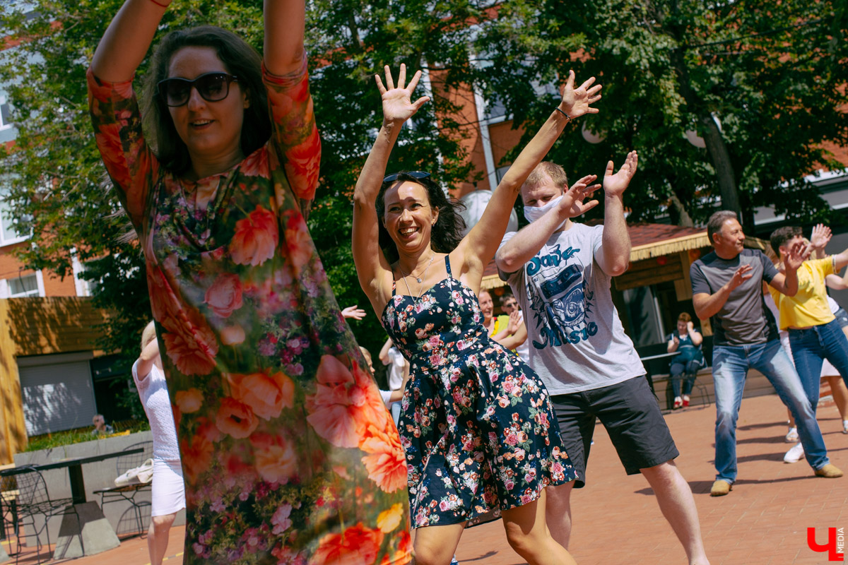Жаркие танцы для тех, кому после самоизоляции не сидится на месте. На протяжении всего июля каждый ланч будет сопровождаться опей-эйрами от профессионалов