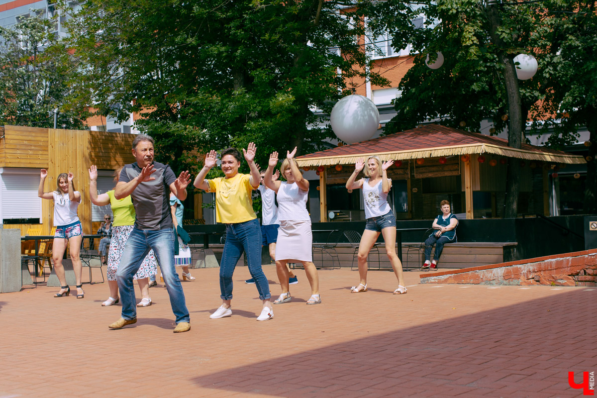 Жаркие танцы для тех, кому после самоизоляции не сидится на месте. На протяжении всего июля каждый ланч будет сопровождаться опей-эйрами от профессионалов