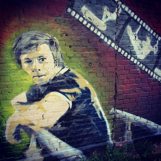 Не часто в нашем городе появляются новые крутые стрит-арты. На днях граффитист Мишкин восполнил пробел героем игры, которую в 90-е сметали с прилавков все счастливые обладатели консолей