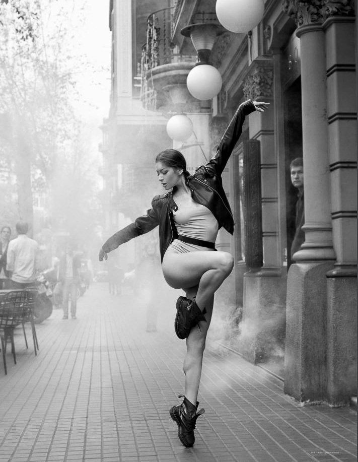 Фэшн-арт-ню фотограф Игорь Воробей недавно провел в арт-галерее Барселоны презентацию своего первого авторского фотоальбома — «Город женщины». Туда вошла сотня лучших снимков соблазнительных барышень. Некоторых из них вы точно знаете в лицо
