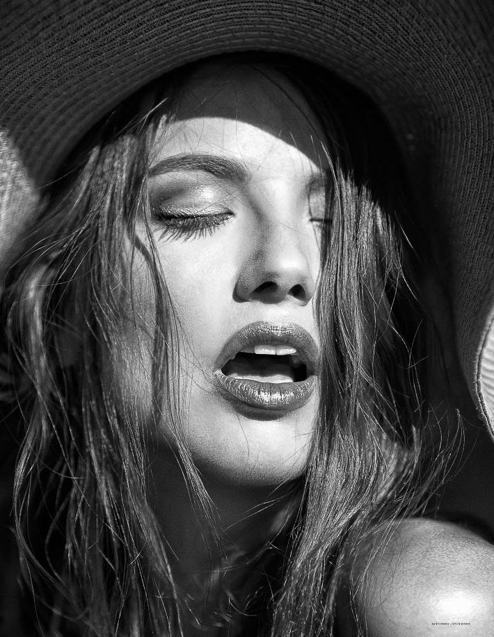 Фэшн-арт-ню фотограф Игорь Воробей недавно провел в арт-галерее Барселоны презентацию своего первого авторского фотоальбома — «Город женщины». Туда вошла сотня лучших снимков соблазнительных барышень. Некоторых из них вы точно знаете в лицо