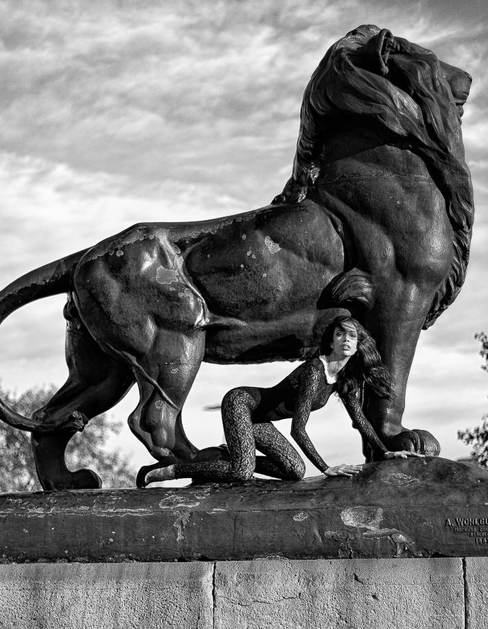 Фэшн-арт-ню фотограф Игорь Воробей недавно провел в арт-галерее Барселоны презентацию своего первого авторского фотоальбома — «Город женщины». Туда вошла сотня лучших снимков соблазнительных барышень. Некоторых из них вы точно знаете в лицо