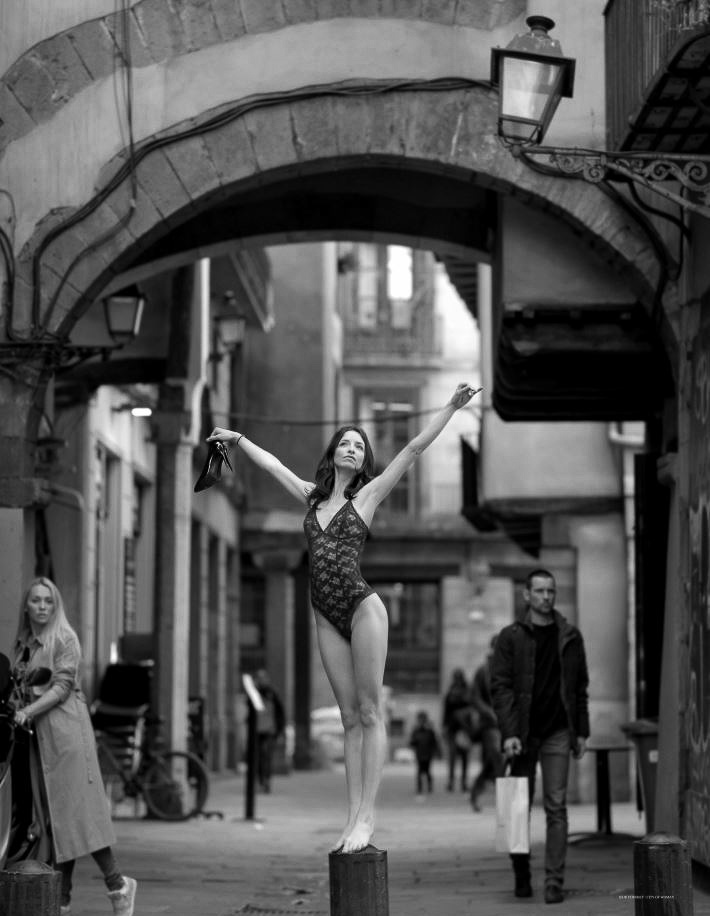 Фэшн-арт-ню фотограф Игорь Воробей недавно провел в арт-галерее Барселоны презентацию своего первого авторского фотоальбома — «Город женщины». Туда вошла сотня лучших снимков соблазнительных барышень. Некоторых из них вы точно знаете в лицо