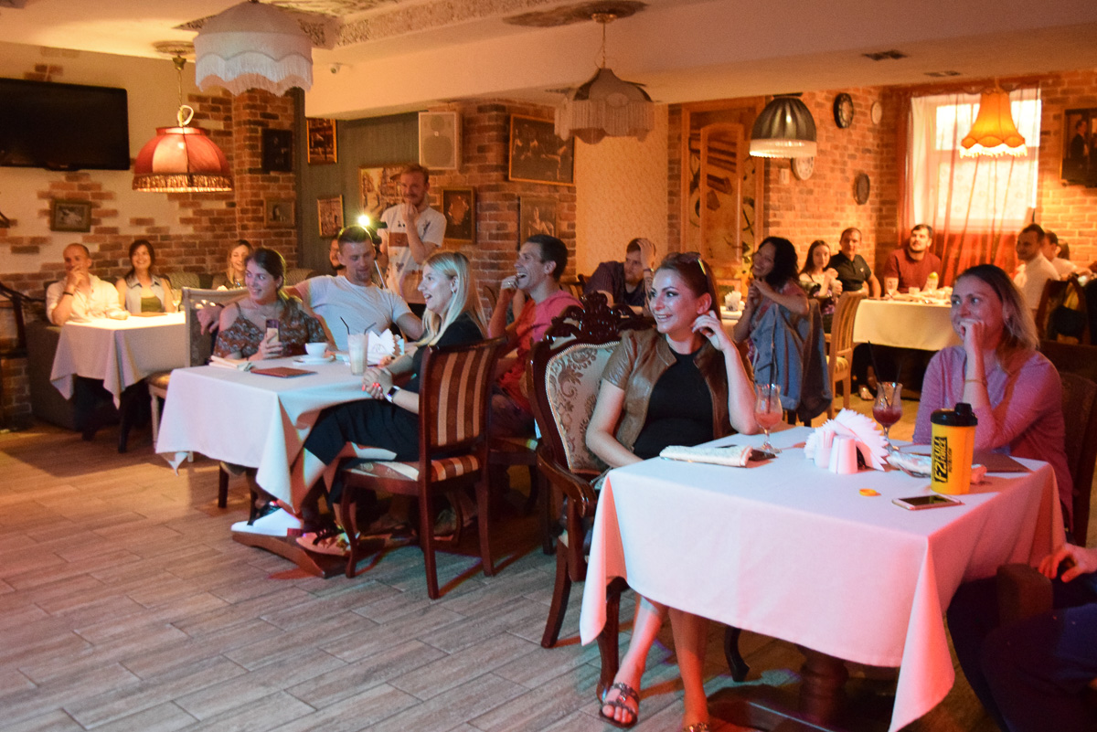 Первый летний стендап вечер был жарким во всех смыслах этого слова. Сезон открыт! Читайте, чем еще нас будут удивлять владимирские комики уже в этом месяце