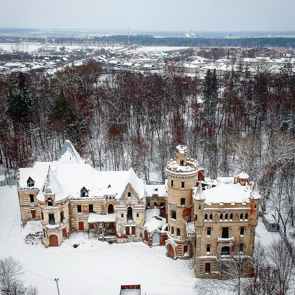 Фотограф Михаил Гуров освоил работу квадрокоптера и теперь делает просто невероятные снимки. На многих из них - пейзажи Владимирского края. Мы выбрали самые-самые