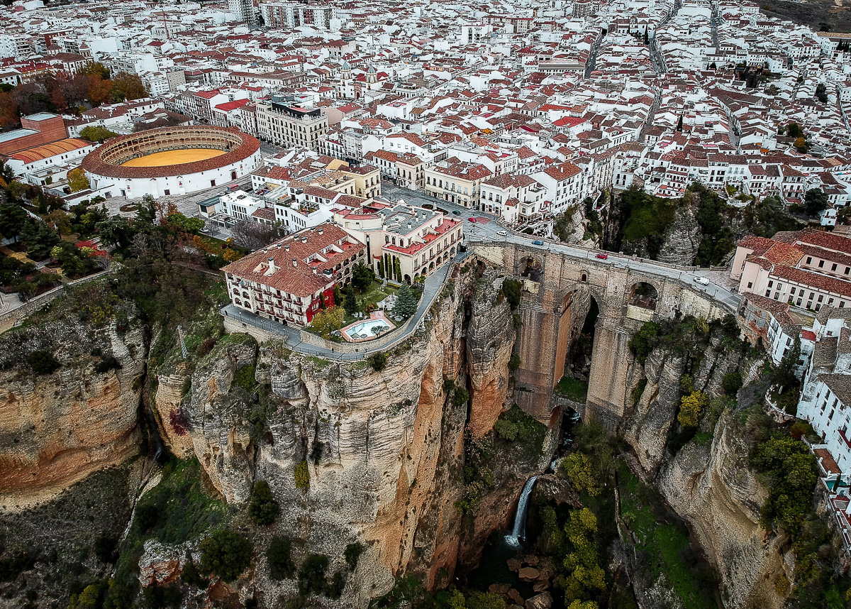 Фотограф Михаил Гуров освоил работу квадрокоптера и теперь делает просто невероятные снимки. На многих из них - пейзажи Владимирского края. Мы выбрали самые-самые