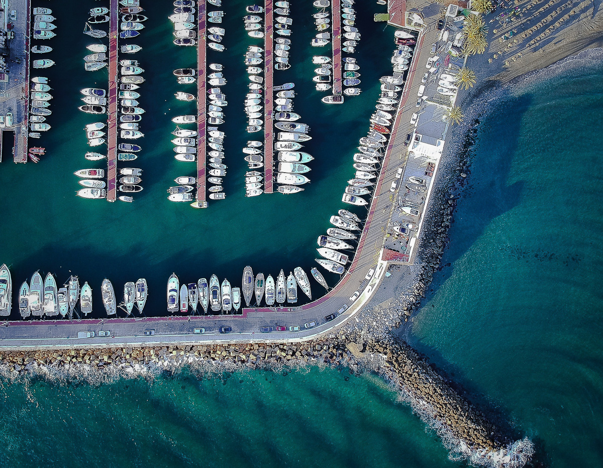 Фотограф Михаил Гуров освоил работу квадрокоптера и теперь делает просто невероятные снимки. На многих из них - пейзажи Владимирского края. Мы выбрали самые-самые