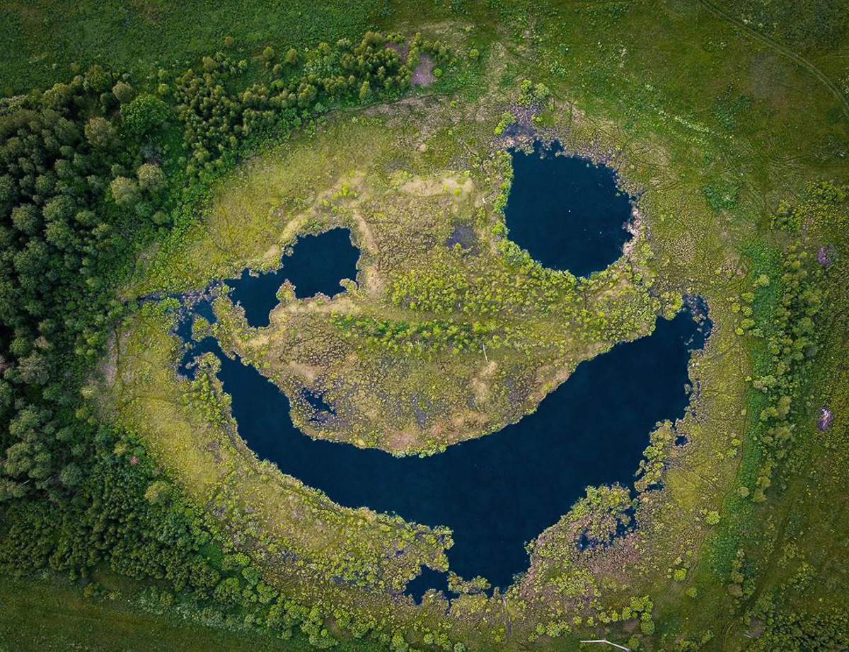 Фотограф Михаил Гуров освоил работу квадрокоптера и теперь делает просто невероятные снимки. На многих из них - пейзажи Владимирского края. Мы выбрали самые-самые