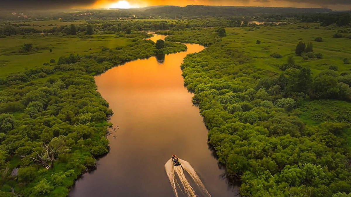 Фотограф Михаил Гуров освоил работу квадрокоптера и теперь делает просто невероятные снимки. На многих из них - пейзажи Владимирского края. Мы выбрали самые-самые