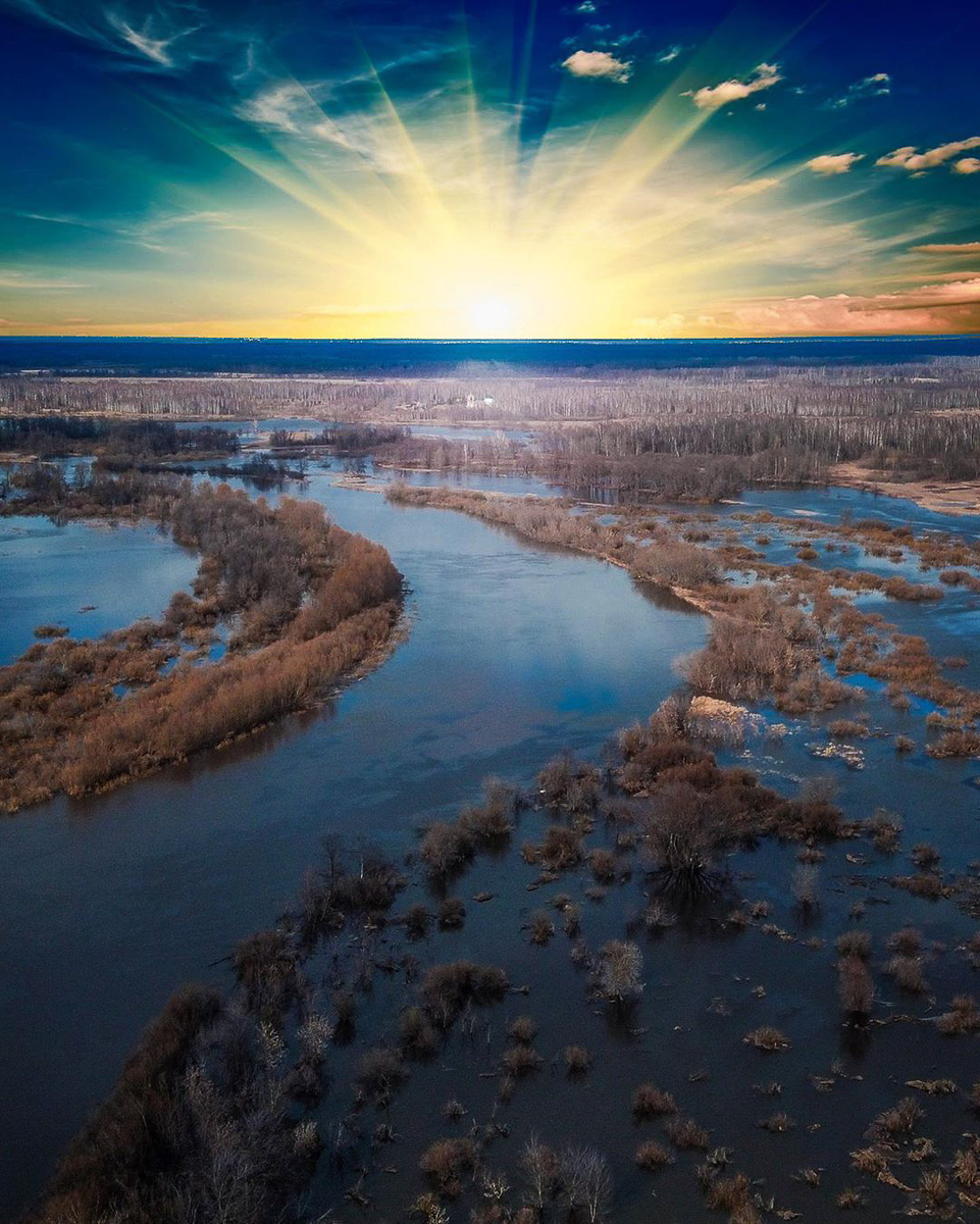 Фотограф Михаил Гуров освоил работу квадрокоптера и теперь делает просто невероятные снимки. На многих из них - пейзажи Владимирского края. Мы выбрали самые-самые