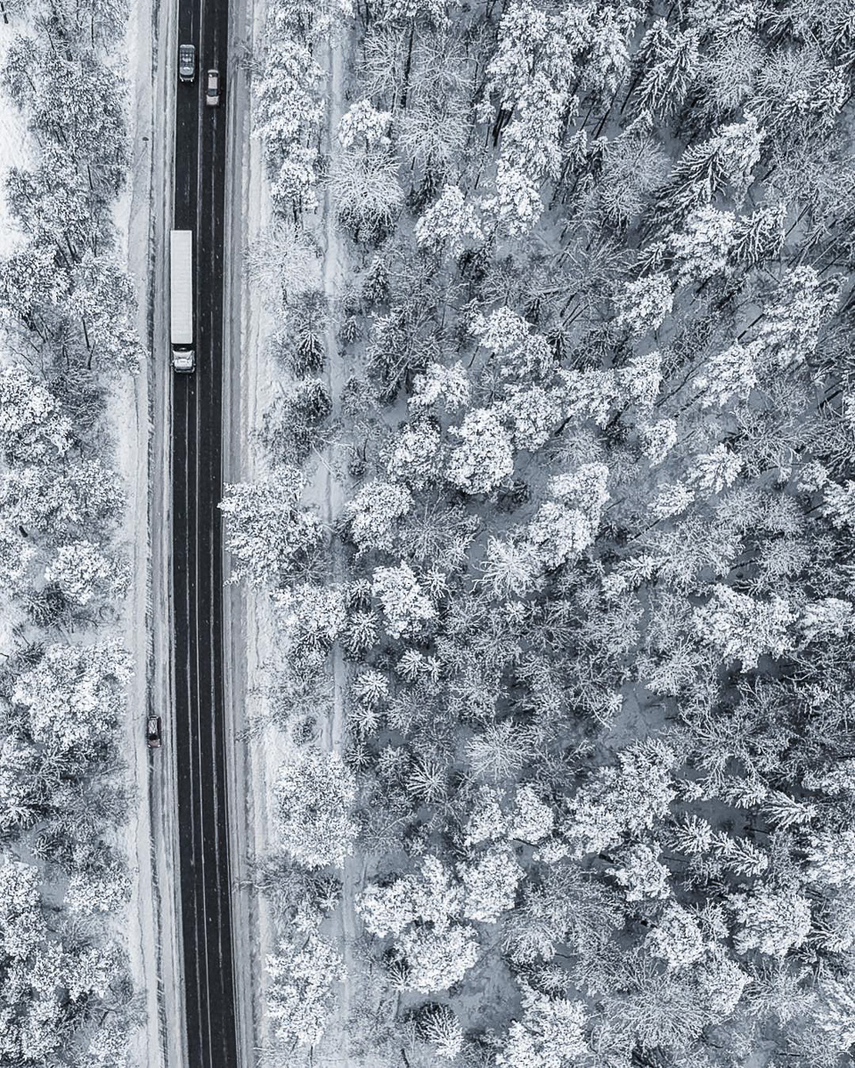 Фотограф Михаил Гуров освоил работу квадрокоптера и теперь делает просто невероятные снимки. На многих из них - пейзажи Владимирского края. Мы выбрали самые-самые