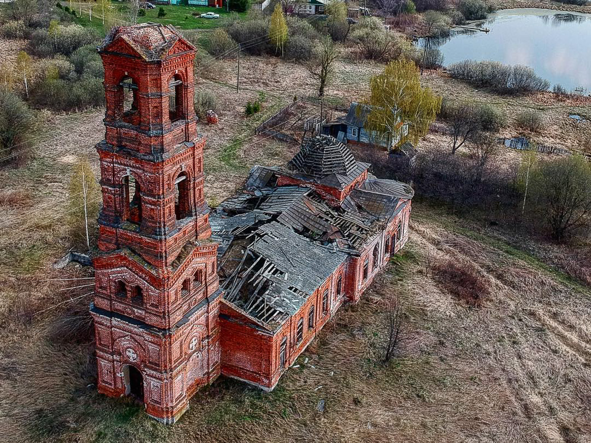 Фотограф Михаил Гуров освоил работу квадрокоптера и теперь делает просто невероятные снимки. На многих из них - пейзажи Владимирского края. Мы выбрали самые-самые